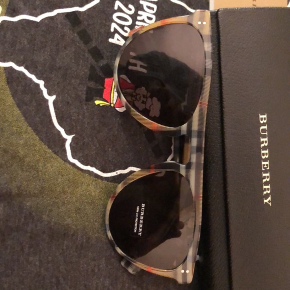 NWOT! Authentic Burberry sunglasses with box and case - Picture 5 of 8